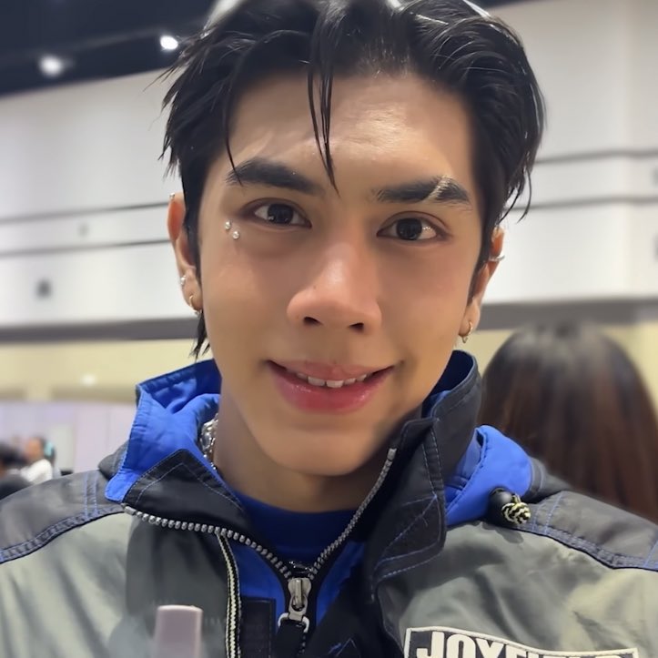 อองออง tweet media