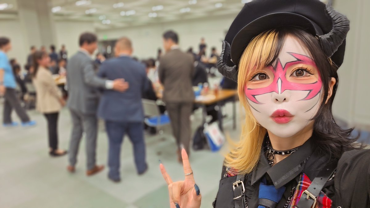 usamiiin's tweet photo. 今日は小田原で、終わり際に慌ただしくなっちゃってごめん魔🙇
新幹線の時間がギリギリで、実はめちゃくちゃ焦りながらAT消化していたw👹💦

なぜかというと、夜に大阪で行われていた「超アミュジョブサミット」へコッソリお邪魔したかったのだ！！👿

パチンコ業界で働きたい新卒・転職希望の人間たちと、パチンコ法人が集う就職説明会。

堅苦しい雰囲気ではなく、笑いが飛び交うアットホームな現場だった👿

参加者の諸君が素敵な職場に出会え魔すように～👹