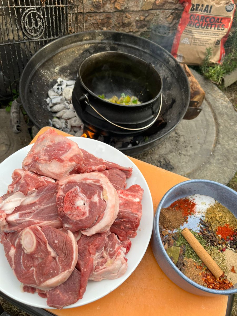 SagewaseSouthAh's tweet photo. Konke ku hamba kahle
Thanks @Cyffo for another banger recipe
#SundayCooking #Mother #Potjie #PotjieKos #Lamb #SundaysAreForLovers https://t.co/whEARyamGk