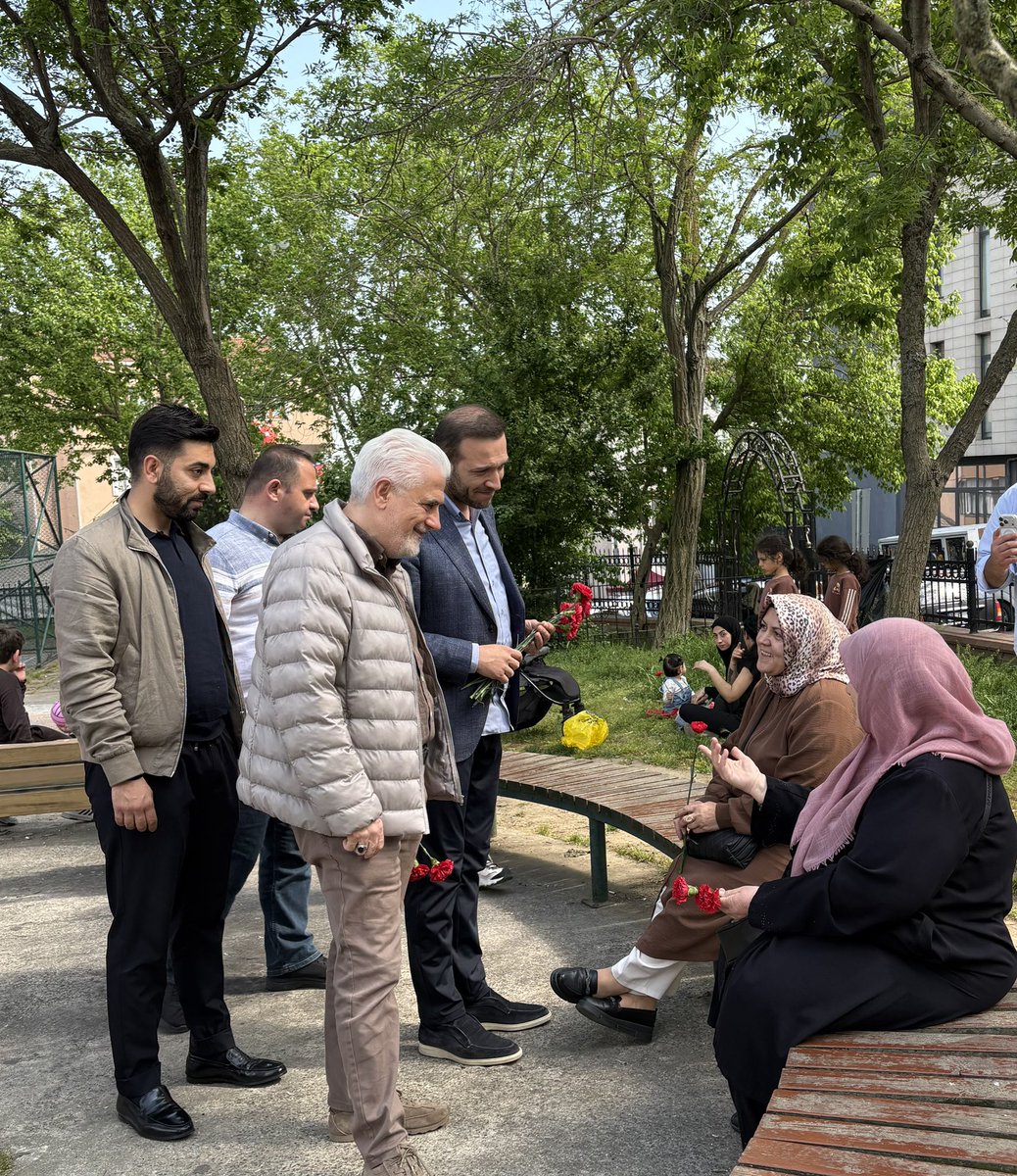 AKBeyoglu's tweet photo. 📍Halıcıoğlu Çıksalın Parkı

Anneler Günü vesilesiyle kıymetli komşularımızla bir araya geldik, karanfillerimizi takdim ederek annelerimizin bu özel gününü kutladık.

Yüzlerdeki tebessüm, gönüllerdeki samimiyetle güzel bir günü hep birlikte paylaştık. 🌸

@kasimfirat 
@AhmetHamdiGork 
@MehmetkurtulsAK 

#AkPartiBeyoğlu 
#AKPartiİstanbul