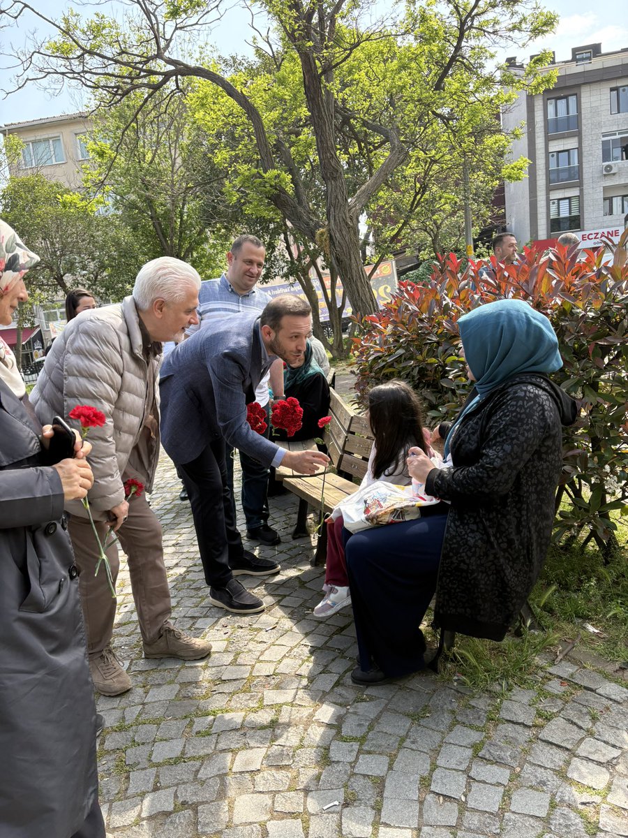 AKBeyoglu's tweet photo. 📍Halıcıoğlu Çıksalın Parkı

Anneler Günü vesilesiyle kıymetli komşularımızla bir araya geldik, karanfillerimizi takdim ederek annelerimizin bu özel gününü kutladık.

Yüzlerdeki tebessüm, gönüllerdeki samimiyetle güzel bir günü hep birlikte paylaştık. 🌸

@kasimfirat 
@AhmetHamdiGork 
@MehmetkurtulsAK 

#AkPartiBeyoğlu 
#AKPartiİstanbul