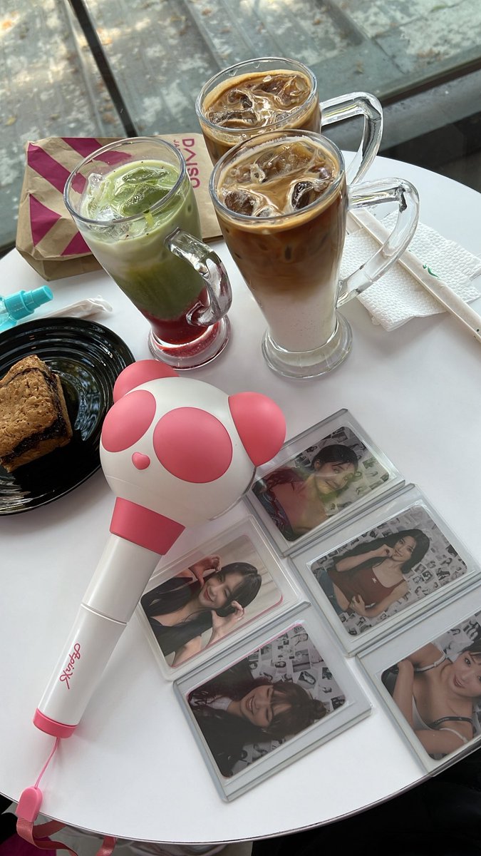 soshirevelae's tweet photo. na para bang comedy show na may konting iyak ang inattendan chzz thank u apink i love u guys so muchhhh im so happy 😭 dami nyong energy 😭

 #TheOriginApinkInManila https://t.co/ClkAM0CDXR