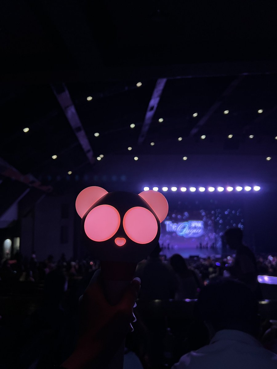 soshirevelae's tweet photo. na para bang comedy show na may konting iyak ang inattendan chzz thank u apink i love u guys so muchhhh im so happy 😭 dami nyong energy 😭

 #TheOriginApinkInManila https://t.co/ClkAM0CDXR