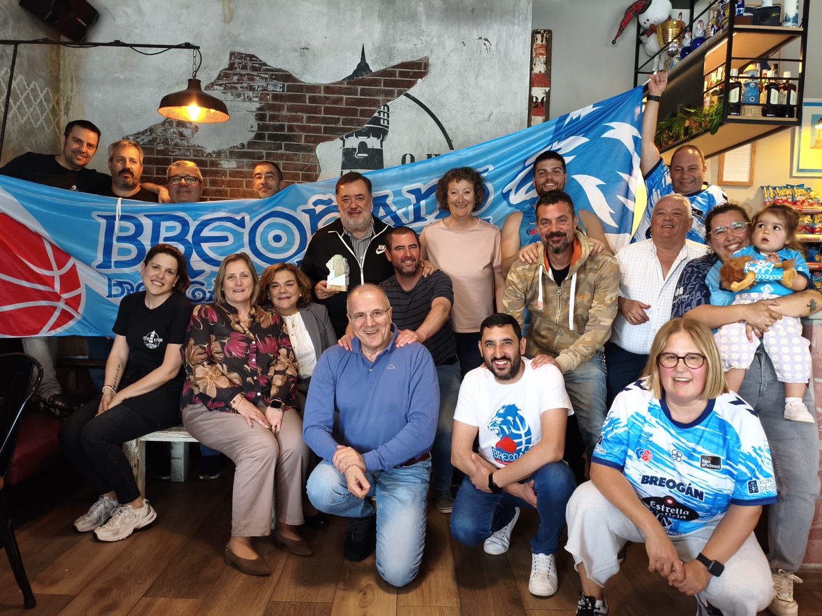 ovidio_gonzalez's tweet photo. Xantar anual dos @breonans 

Con Adolfo Somoza estreando a presidencia de honra da peña.

Breoganistas da Mariña! 💪💪💪 https://t.co/MdwStXCukV
