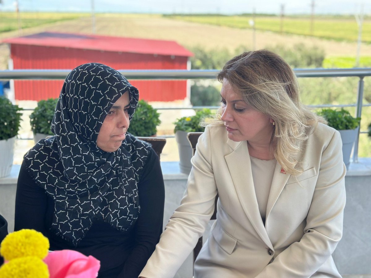 AsuKaya80TBMM's tweet photo. Bugün acının her bir karış toprağa sindiği Hatay’da Anneler Günü’nü; direnişin, sabrın ve mücadelenin anneleriyle birlikte geçirdik.

Evladını kaybeden annelerin, adalet bekleyen ailelerin, depremde tüm dünyası yıkılan çocukların yanında olduk.

Nadire Kit’ten Fatma Kılıç’a, Abdullah Cömert’in annesinden Ahmet Atakan’ın annesine, Ali İsmail Korkmaz’ın annesinden Ayşe Tokyaz’ın annesine… Acının ortaklaştığı her evde bir kez daha gördük ki; bu ülkenin anneleri yalnız bırakılmayı değil, adaleti hak ediyor.

Depremde tüm ailesini kaybeden Emir’in gözlerinde ise hem büyük bir yas hem de bu ülkenin vicdanına emanet edilmiş bir umut vardı.

Kaybedilen her canın, yarım bırakılan her hayatın, susturulmak istenen her adalet çığlığının takipçisi olmaya devam edeceğiz.

Bu ülkenin annelerine acıyı reva gören bu kara düzene karşı mücadeleyi büyüteceğiz.