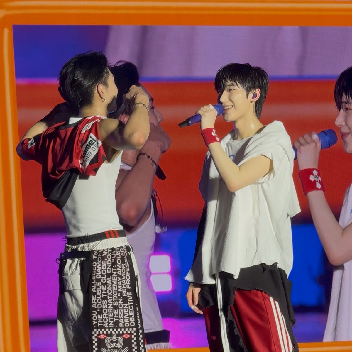เบ่งกล้ามให้เขาดูเฉย