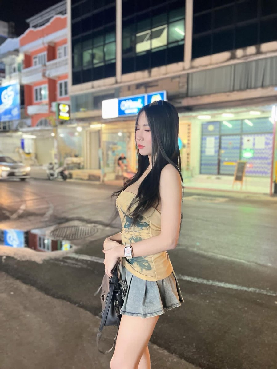 April Lee tweet media