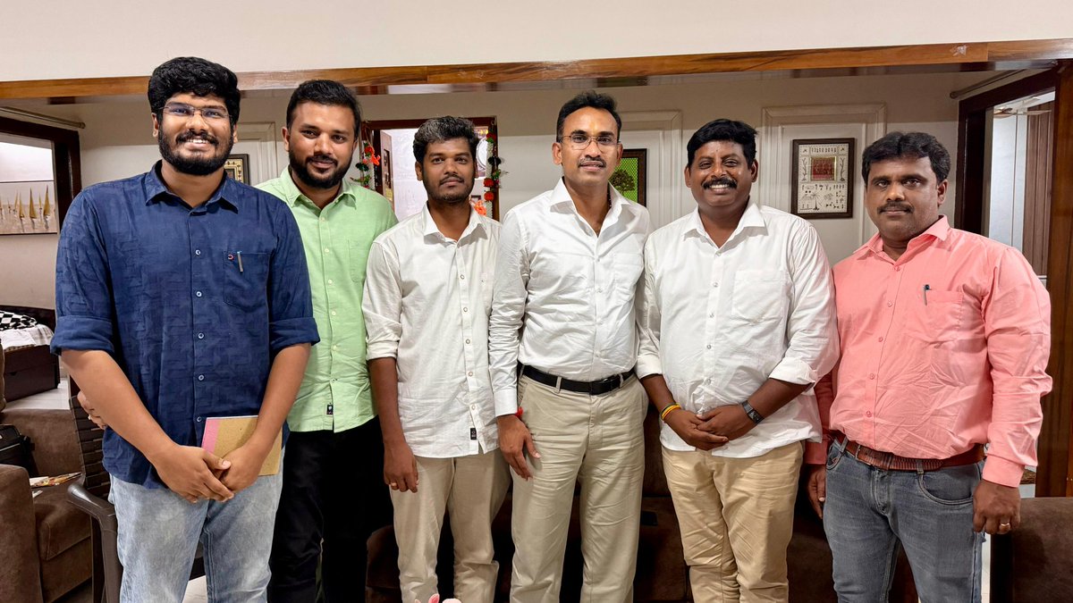 venkateshdkumar's tweet photo. மாண்புமிகு முதலமைச்சர் திரு. சி. ஜோசப் விஜய் அவர்களின் தலைமையில், அமைச்சராகப் பொறுப்பேற்றுள்ள எனது அன்பு நண்பர் திரு. அருண்ராஜ் Ex IRS அவர்களை இன்று சந்திப்பதில் பெருமகிழ்ச்சி அடைகிறேன்.

@arunraajkg 
#TVKVijay‌ #TVKVijay‌HQ #thalapathy #CMVijay‌ #TVK‌ https://t.co/OwkWPV0qKg