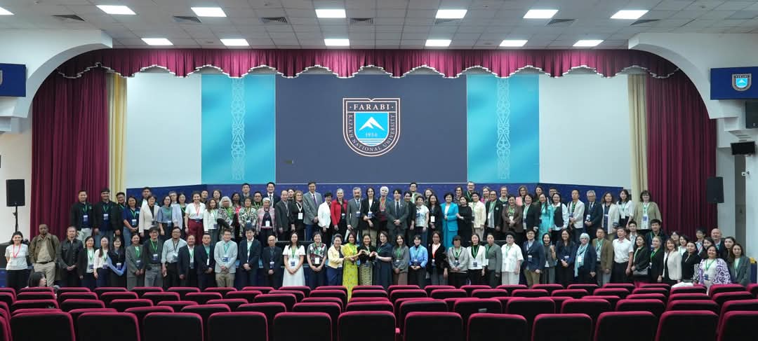 ABDOL_SHAMRANI's tweet photo. #خبر حول مشاركة الرابطة الدولية لمدارس #الخدمة_الاجتماعية  (IASSW) في مؤتمر دولي رفيع المستوى بمدينة ألماتي في كازاخستان، تحت عنوان: 
"الخدمة الاجتماعية في الميدان: استراتيجيات عابرة للتخصصات ومستنيرة عالمياً لتعزيز التنمية المستدامة في آسيا الوسطى"
تلخص الاجتماع في الآتي:
 🔸️تعزيز الشراكة الرقمية العالمية
شهد المؤتمر لحظة تاريخية بتوقيع اتفاقية تكميلية (2026-2028) بين قسم العلوم الاجتماعية التطبيقية بجامعة هونغ كونغ المتعددة التقنيات (PolyU) والرابطة الدولية (IASSW). تهدف هذه الاتفاقية إلى تطوير "المنصة الإلكترونية لتعليم وتدريب الخدمة الاجتماعية"، وهي منصة نجحت بالفعل في استقطاب أكثر من 4,000 أكاديمي وممارس حول العالم، مما يعزز فكرة "رقمنة المعرفة الاجتماعية".

🔸️ تمكين منطقة آسيا الوسطى
ركز المؤتمر على وضع منطقة آسيا الوسطى في قلب أجندة التنمية المستدامة. من خلال استعراض نماذج مبتكرة تعتمد على:
 المعايير الدولية: مواءمة الممارسات المحلية مع المعايير العالمية للخدمة الاجتماعية.
 التنمية الشاملة: التركيز على بناء مجتمعات مرنة قادرة على مواجهة التحديات البيئية والمناخية.

🔸️الخدمة الاجتماعية كجسر للتنمية المستدامة
تم التأكيد على أن الخدمة الاجتماعية ليست مجرد مهنة رعائية، بل هي أداة استراتيجية لتحقيق أهداف التنمية المستدامة (SDGs). ناقش المشاركون كيفية تمكين المنظمات غير الحكومية ومزودي الخدمات الاجتماعية عبر أطر قانونية وتنظيمية دولية متينة.

🔸️التحول من "الرمزية" إلى "التمكين الحقيقي"
في لمحة مهنية، دعا قادة المنظمات الدولية (IFSW, IASSW, ICSW) إلى تحويل دور المجتمعات من متلقٍ سلبي للخدمات إلى شريك فاعل وقائد في صنع القرار. 
هذا التحول يتطلب دمج الثقافات المحلية (مثل مبادئ التضامن والمسؤولية الجماعية) في صلب أنظمة الحوكمة الاجتماعية.
🔺️
هذا المؤتمر يمثل خطوة جادة نحو توطين المعايير العالمية للخدمة الاجتماعية في سياقات إقليمية خاصة (كآسيا الوسطى)، مع التأكيد على أن مستقبل الرفاه الاجتماعي مرهون بقدرتنا على الابتكار الرقمي والتعاون العابر للحدود والتخصصات.
