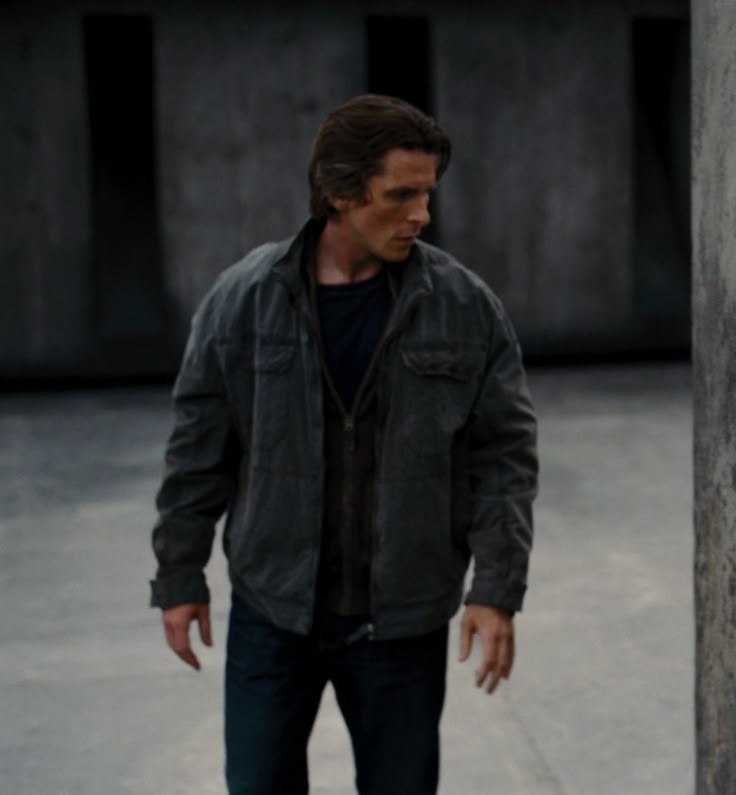 cinevow's tweet photo. Christian Bale in The Dark Knight Rises, 2012 https://t.co/Mn82SCIhTF