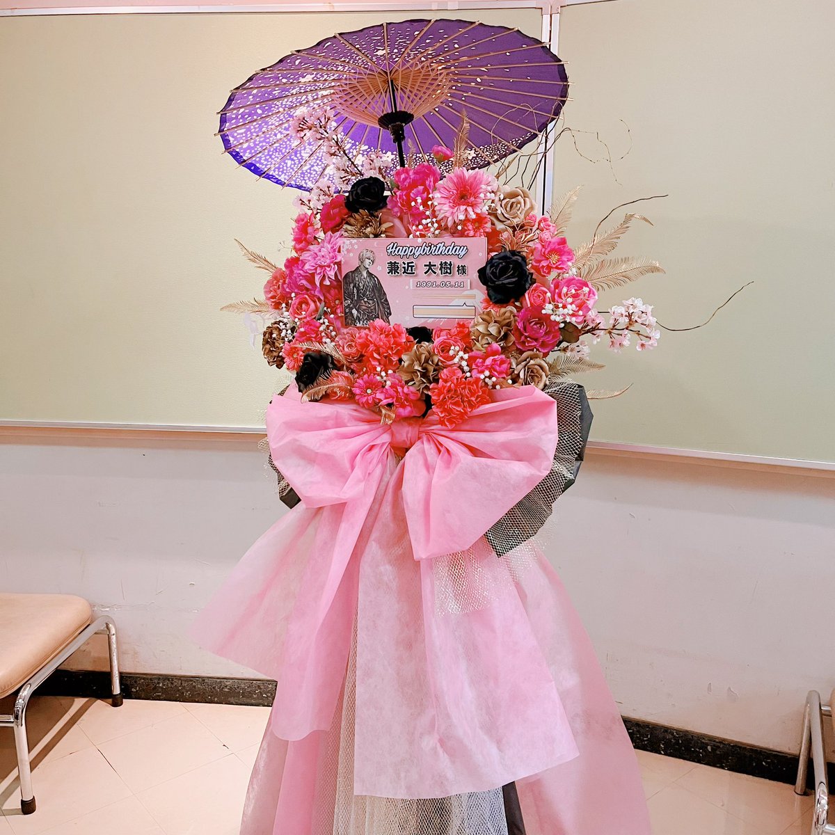 _O511_A36's tweet photo. 2年ぶりのお祝い🎂💖
トークライブからのチェキ会でした🥹🩷
(昨年落選したのは今日のため？🥺)
白いのが気になるけど多分兼近さんが発光してたからだと思います🤦‍♀️✨️
お礼参りにも行けて良かった☺️🍀
お誕生日おめでとう‼️‼️‼️
同い年の星⭐️ずっと輝いていてね✨️🦄✨️
#兼近大樹 さん
#若中年兼近 https://t.co/HndlCAem3P