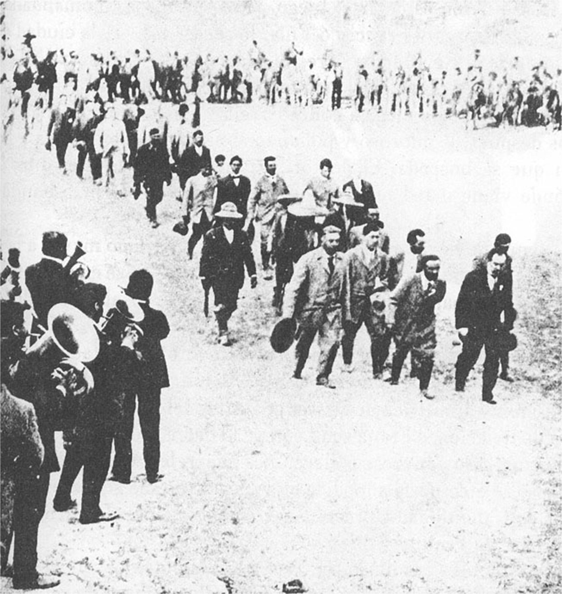 LizbethCaro07's tweet photo. Les comparto dos fotos del 10 de mayo pero del año 1911. Aparece Francisco Villa con Francisco I. Madero durante la toma de Ciudad Juárez, Chihuahua. Este hecho confirmaba la  rebelión abierta y declarada en contra la dictadura de Porfirio Díaz.
La toma de Ciudad Juárez sólo confirmó el hecho de que la rebelión se había extendido por todo el país. En poco tiempo, mediante los Tratados de Ciudad Juárez, Díaz tendrá que renunciar junto con el vicepresidente Ramón Corral, y partirá a Europa el día 31 de este mismo mes, después de sostener el máximo poder en México durante 34 años.