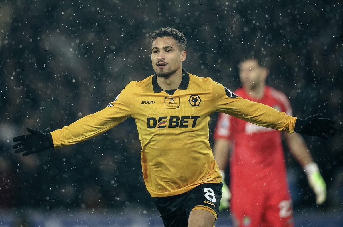 RB_Atiliense's tweet photo. Venda de João Gomes ao Atlético de Madrid pode render quantia milionária ao Flamengo.

O volante do Wolverhampton está perto de ser vendido ao clube espanhol por cerca de 45 milhões de euros (R$ 260 milhões). O Fla detém um percentual e ficaria com cerca de R$ 35 milhões. https://t.co/lp9mqt8Kr2