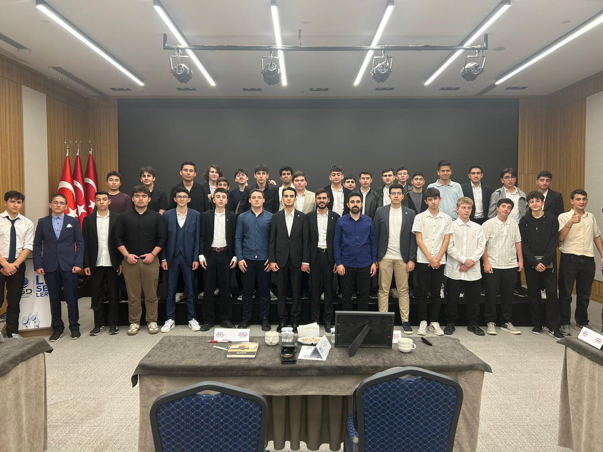 agdankliseler's tweet photo. "Kalk ve Uyar!"
Ankara Lise Başkanları Toplantımız Toplu Fotoğraf ile nihayete erdi.
#agdliseler https://t.co/LVZ8m0CToS