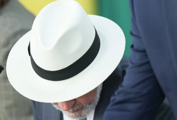 servaz50's tweet photo. Como diz a música cantada por Mercedes Sosa, “todo cambia”.  Depois de um vendaval de más notícias, Lula respira e vê seu principal adversário ser atropelado pelo tsunami Master. O artigo de @maryzaidan , no ponto certo. https://t.co/GjDOwC35IX https://t.co/beKFVpeMJe