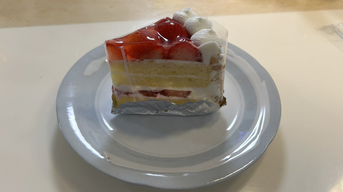 haruchin_rapi's tweet photo. 母の日のサプライズプレゼント🎁
ケーキは私が寝ている間に夫と娘が、日傘は息子が選んで買ったらしい😭 https://t.co/Mb5hycGNnU