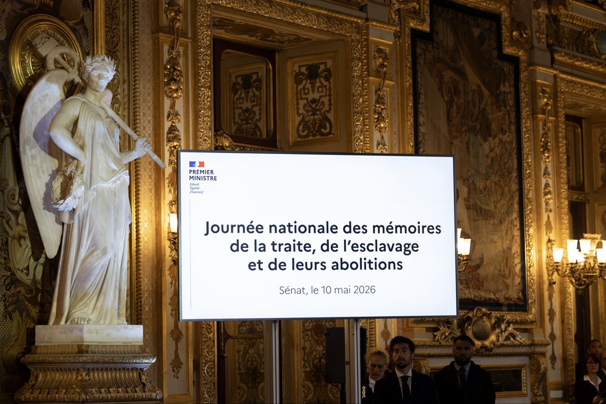 NaimaMoutchou's tweet photo. 🏛️ Le 10 mai 2001, à l’issue du long combat porté par @ChTaubira, la France reconnaissait la traite et l’esclavage comme crimes contre l’humanité. Une décision majeure. Un choix de vérité et de justice.  

Cet après-midi au Sénat, aux côtés du Premier ministre, du président du Sénat @gerard_larcher et du Président de la Fondation pour la mémoire de l’esclavage @jeanmarcayrault, nous avons salué la mémoire de celles et ceux dont les luttes, les souffrances et le courage obligent notre mémoire collective.  

« Notre hommage, aujourd’hui, est en premier lieu destiné à ces femmes et à ces hommes qui se sont dressés, héroïquement, pour briser les chaînes d’un destin qui semblait scellé et pour ouvrir un nouveau chemin. » Ces mots du Premier ministre @SebLecornu disent l’essentiel.  

Se souvenir, ce n’est pas seulement regarder le passé. C’est refuser l’oubli et c’est transmettre. C’est rester fidèles à ce que la République porte de plus grand: la liberté et la dignité humaine.