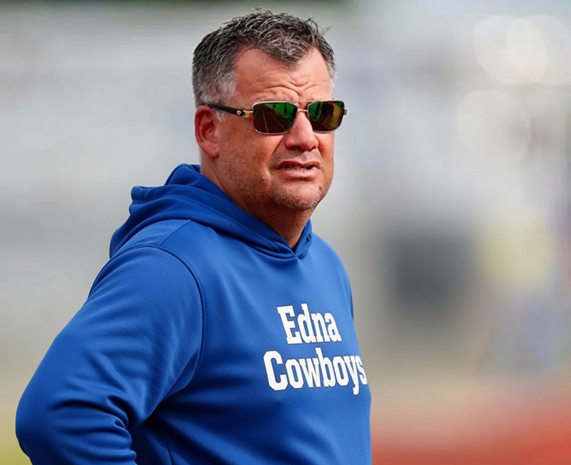 DITHathletics's tweet photo. 🏈 SPEAKER SPOTLIGHT: Coach Jamie Dixon

AD/Head Football Coach | Edna ISD Cowboys
7 playoff appearances. 2 Regional Finals. 
A proven program builder at every stop.

📍 Industrial (2018-21): Inherited a 0-10 program → 3 straight 11-win seasons → Regional Final
📍 Blanco (2022-24): Back-to-back Regional Final appearances
📍 Now: Leading Edna, a 3A-DI state title contender

Coach Dixon joins us at the Rural Small School Football Summit to share what it actually takes to build a winner from the ground up.

🗓 June 11-12 | Virtual via Zoom

🔗 https://t.co/Fb57NxtTZn

#txhsfb #TexasFootball #DITHA @CoachDixon @Matt_Stepp817 #SmallSchoolFootball #RuralFootball
