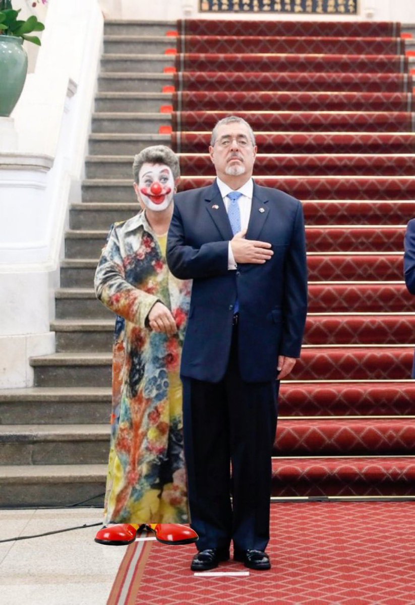 __VaderGT's tweet photo. Así como la Peinado de Hombre tuvo que devolver el pisto del baby shower de su nieto,
—también debería devolver el billete de la gasolina que se bebieron sus hijos; porque, hasta donde se sabe, no son familia de @BArevalodeLeon.

Para gastar recursos públicos sí son buenos, pero para rendir cuentas, ahí sí se hacen los locos.

Semilleros parásitos. 
@GuatemalaGob