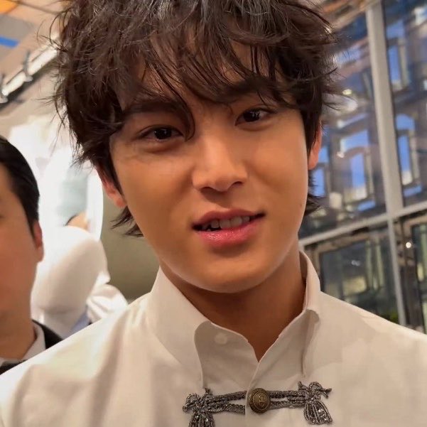 he’s so freaking cute !!!!