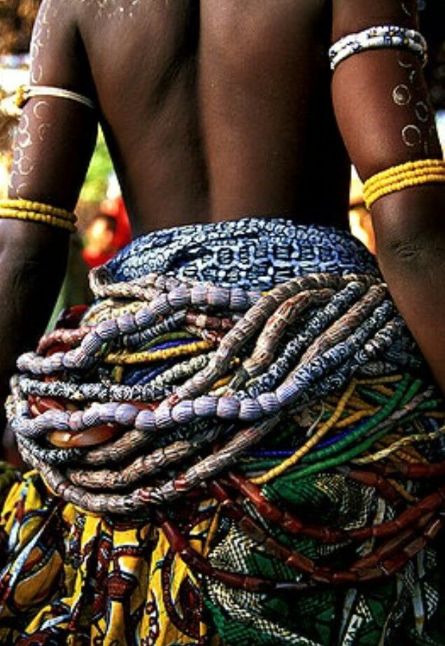 beautyartistik's tweet photo. Les cités? La negrophobie. Je suis choqué. On parle de waist bead (baya), non de waist chains. Les 2 ont rien en commun et n’ont pas les mêmes origines ni la même signification. Les waist beads ont une forte symbolique culturelle (spiritualité, féminité,etc). https://t.co/m7xUPG4SYH