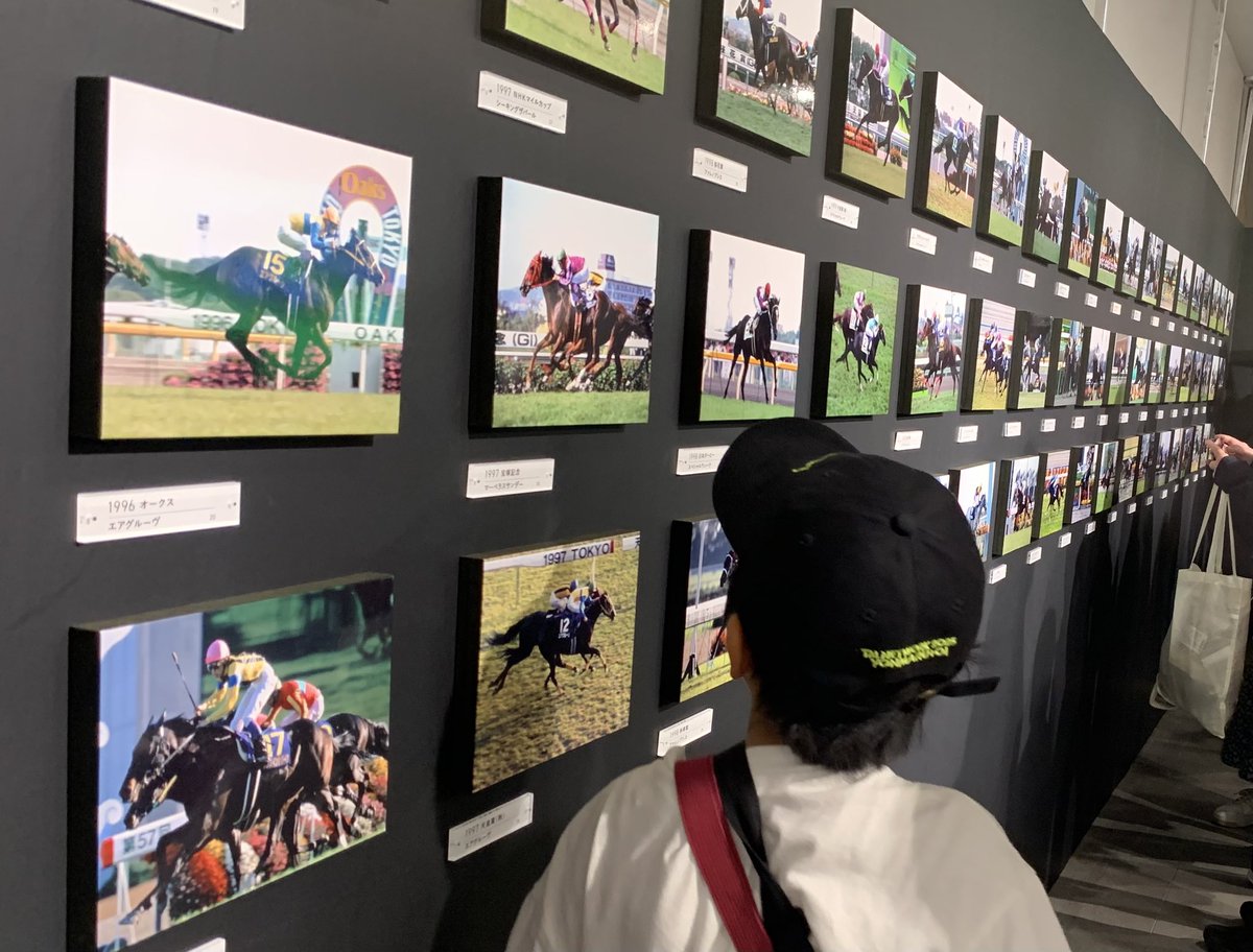 昨日は銀座三越で開催されている「武豊デビュー40年記念展」に行ってきました🏇
G1で84勝し、今でもG1で勝ち続けていることが凄い‼️
やっぱり印象深い馬はディープインパクト！失格した凱旋門賞の次のレースの2006年のジャパンカップで勝った時は感動して泣いた😭そんな記憶が蘇ったよ✨