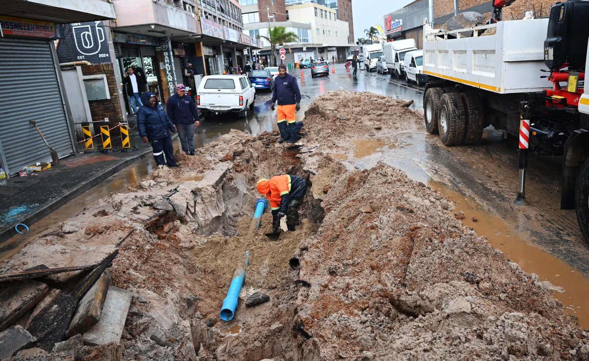 CityofCT's tweet photo. ⚠️ A section of Church Street in Bellville has collapsed following a burst water pipe.

City teams are on site attending to the damage. Please use alternative routes and stay clear of the area until the road is reopened. 🚧

We appreciate your patience and cooperation. https://t.co/tyhP9G46Qi