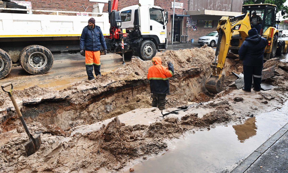 CityofCT's tweet photo. ⚠️ A section of Church Street in Bellville has collapsed following a burst water pipe.

City teams are on site attending to the damage. Please use alternative routes and stay clear of the area until the road is reopened. 🚧

We appreciate your patience and cooperation. https://t.co/tyhP9G46Qi