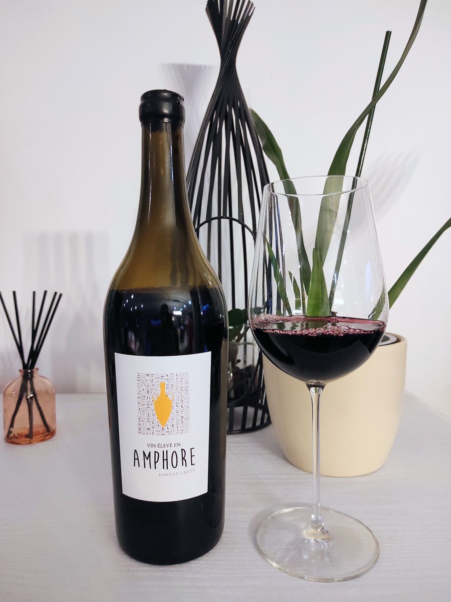 les_ugo's tweet photo. Un Bordeaux qui enlève la cravate pour mettre un perfecto.
Chez Château Mercier, les Côtes de Bourg vibrent entre fruit noir, fraîcheur et élevage en amphore ultra vivant. Le genre de bouteille qui donne envie de refaire le monde. 
https://t.co/VLcDGohFoN https://t.co/uFuR0H5OG3