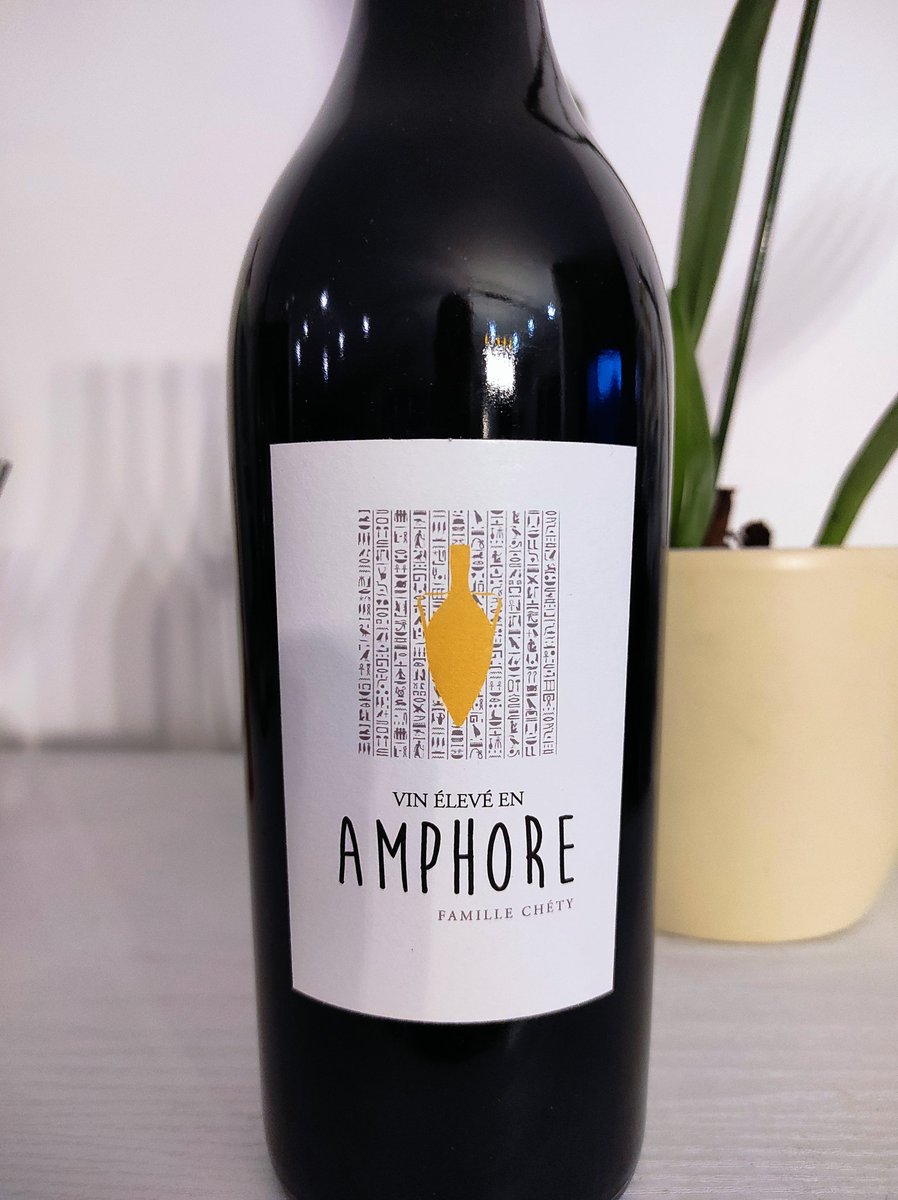 les_ugo's tweet photo. Un Bordeaux qui enlève la cravate pour mettre un perfecto.
Chez Château Mercier, les Côtes de Bourg vibrent entre fruit noir, fraîcheur et élevage en amphore ultra vivant. Le genre de bouteille qui donne envie de refaire le monde. 
https://t.co/VLcDGohFoN https://t.co/uFuR0H5OG3