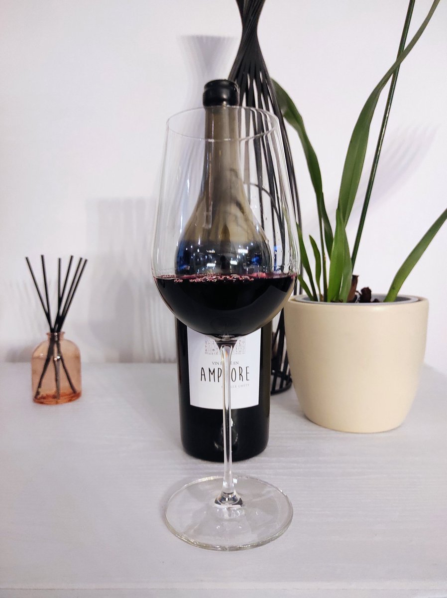 les_ugo's tweet photo. Un Bordeaux qui enlève la cravate pour mettre un perfecto.
Chez Château Mercier, les Côtes de Bourg vibrent entre fruit noir, fraîcheur et élevage en amphore ultra vivant. Le genre de bouteille qui donne envie de refaire le monde. 
https://t.co/VLcDGohFoN https://t.co/uFuR0H5OG3