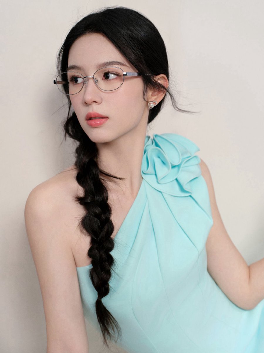 zhouuyeah's tweet photo. Perhaps that is what summer truly feels like, with curious hearts and afternoons spent getting lost in stories that make reality feel a little more magical through the reading glassed. 📚 https://t.co/NPXiHPh0ts
