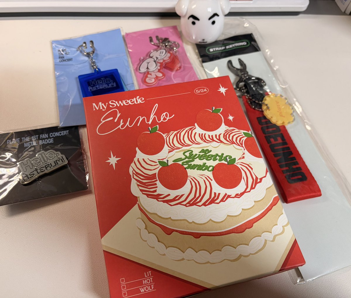 ❤️은호 생일 기념 rt이벤트❤️🎉🥳🎂🎊
알티 추첨기 돌릴게요 
탐넘 가능
당첨자 한 분 뽑고
국내만 가능 ( 반택, 일택 가능 배송비 제가 부담 )

사진에 가나디 키링은 불포함(제꺼)
생킷은 구성품이 다 있나 개봉해봤습니다 

추첨일은  담주 주중입니다