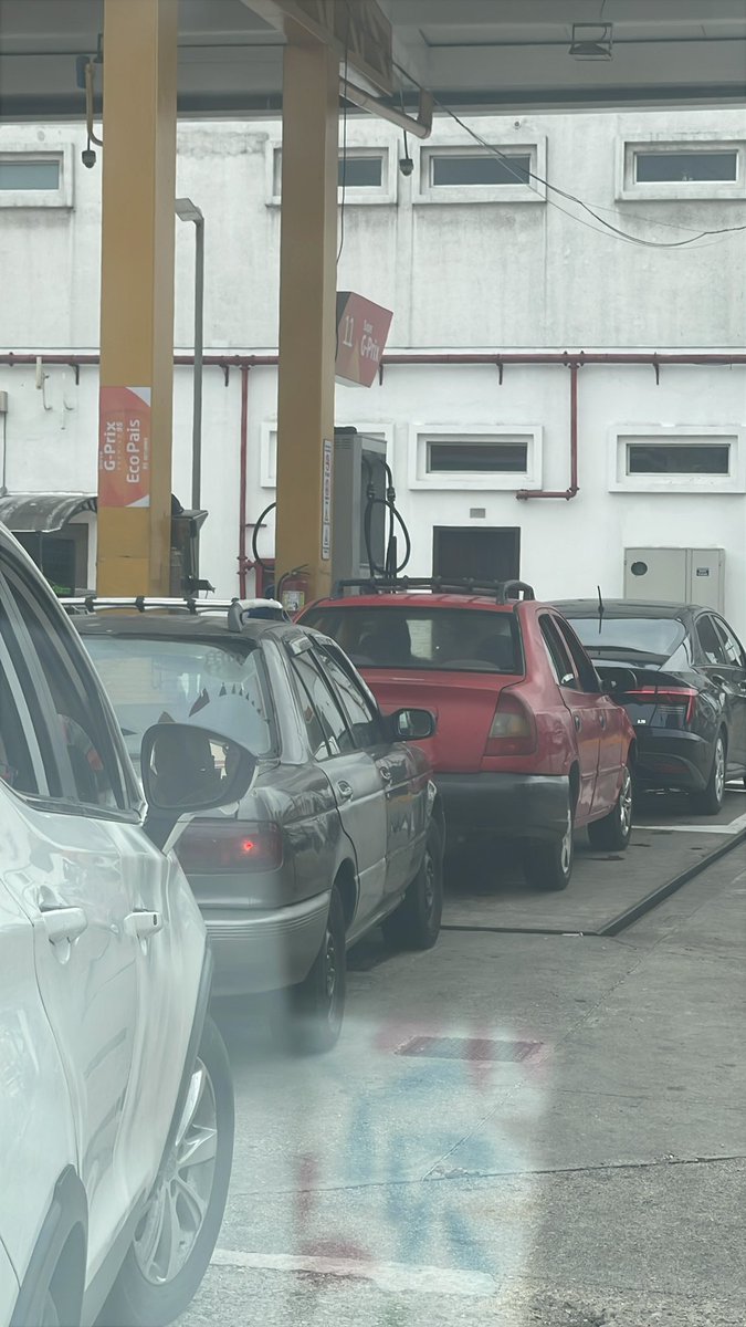 BananaBloques's tweet photo. NO HaY #Gasolina  ¿q es esto ??  Venezuela 2.0 @DanielNoboaOk  @RTSEcuador @WQRadio https://t.co/X7Q0s8OapX