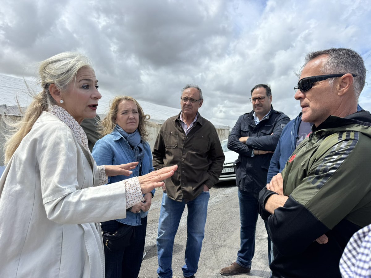 PPdeSevilla's tweet photo. El Gobierno de @JuanMa_Moreno está al lado de nuestros agricultores de la flor cortada.

Compromiso, escucha y trabajo conjunto con un sector clave para Lebrija y el Bajo Guadalquivir.

Orgullosos de un sector que genera empleo, riqueza y oportunidades en nuestra tierra.

#ConLaFuerzaDeAndalucía 
#JuanmaPresidente