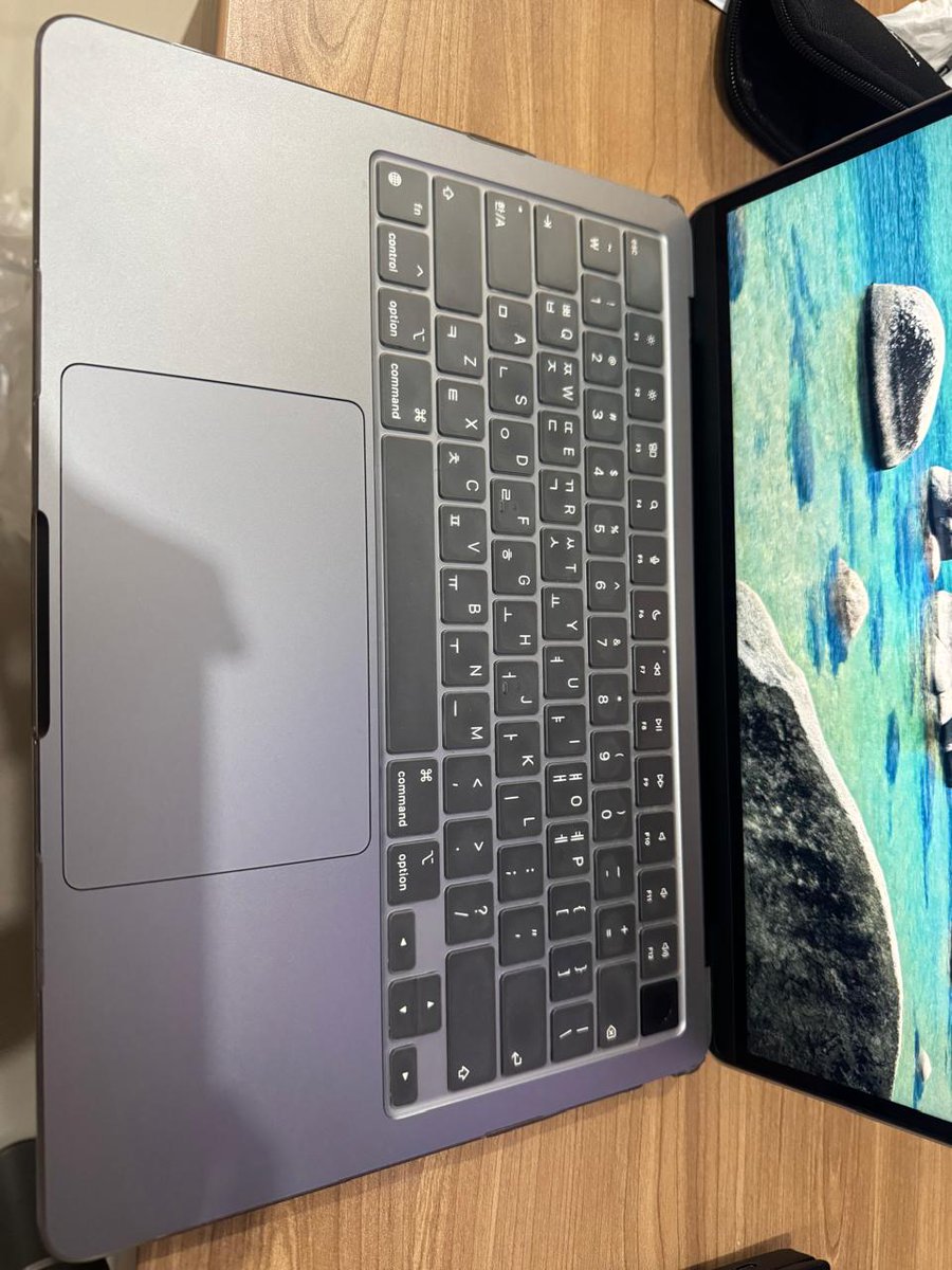 TACIUSS's tweet photo. mau titip jual ka @bhaguz_403 
MBA M2 8/256 
kondisi mulus
cc 44
BH 100 % 
https://t.co/AxQ2SXYWIa nego 
minat DM #titipjual #sellmacbookair https://t.co/dRSJWMKTG0