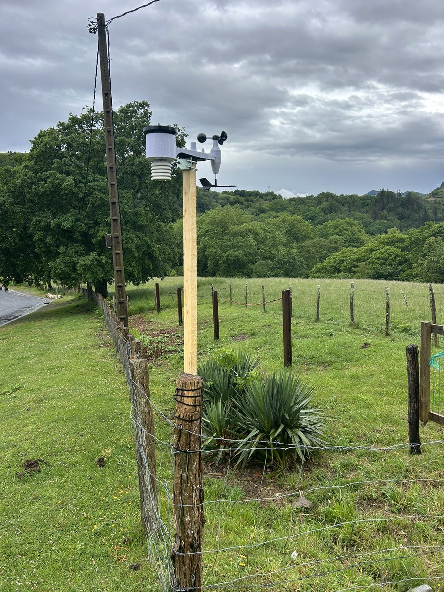 Meteonavarra_'s tweet photo. El día acaba con una nueva EMA en Ibardin (330m), se trata de una muga muy lluviosa y ventosa al Norte de Navarra, más que Bera, justo 5 km más abajo. Esta estación se encuentra a solo 7km en línea recta del Mar Cantábrico. DATOS: https://t.co/7W6DfPS6jz y ecowitt. https://t.co/3eAFtz7EsZ