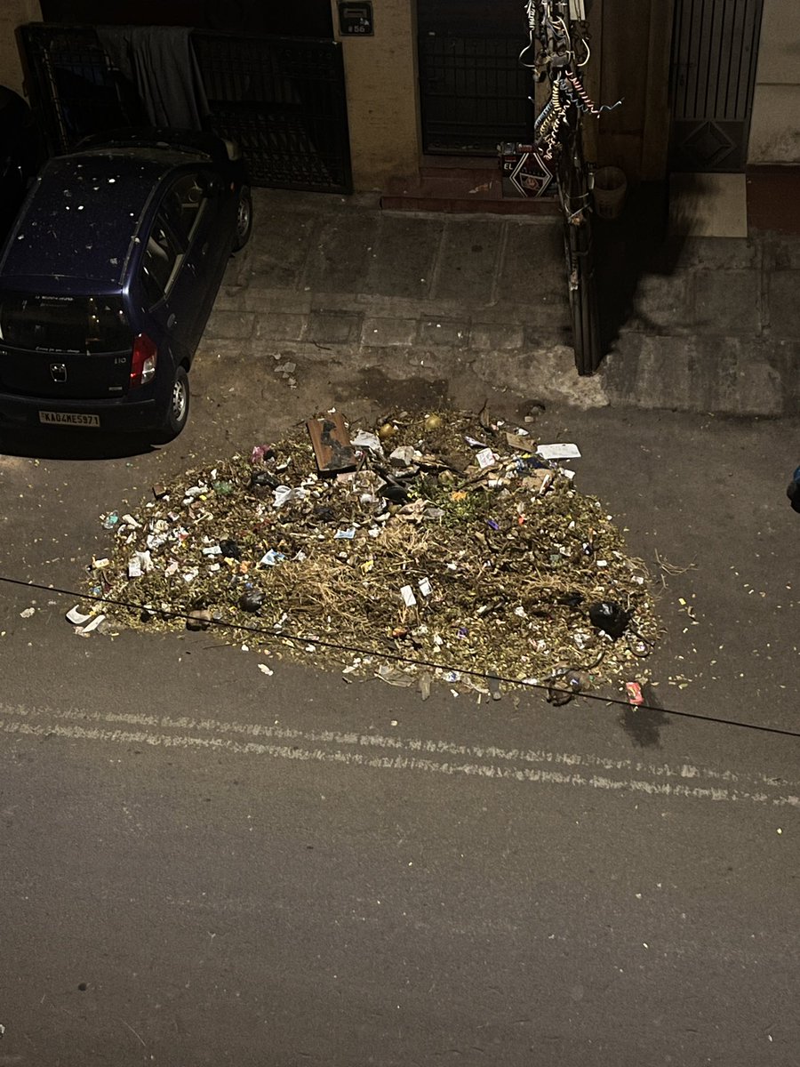 chuzpahh's tweet photo. @GBA_office @DKShivakumar @CMofKarnataka @bbmpcommr @BBMPSWMSplComm @BBMPSWMJtComm @PoliceBangalore 
Heart of Bengaluru, Basavanagudi—garbage piled on the road. Collectors refuse to clear it for unknown reasons. Major health hazard and blocking half the street. https://t.co/ikQArqUlz6