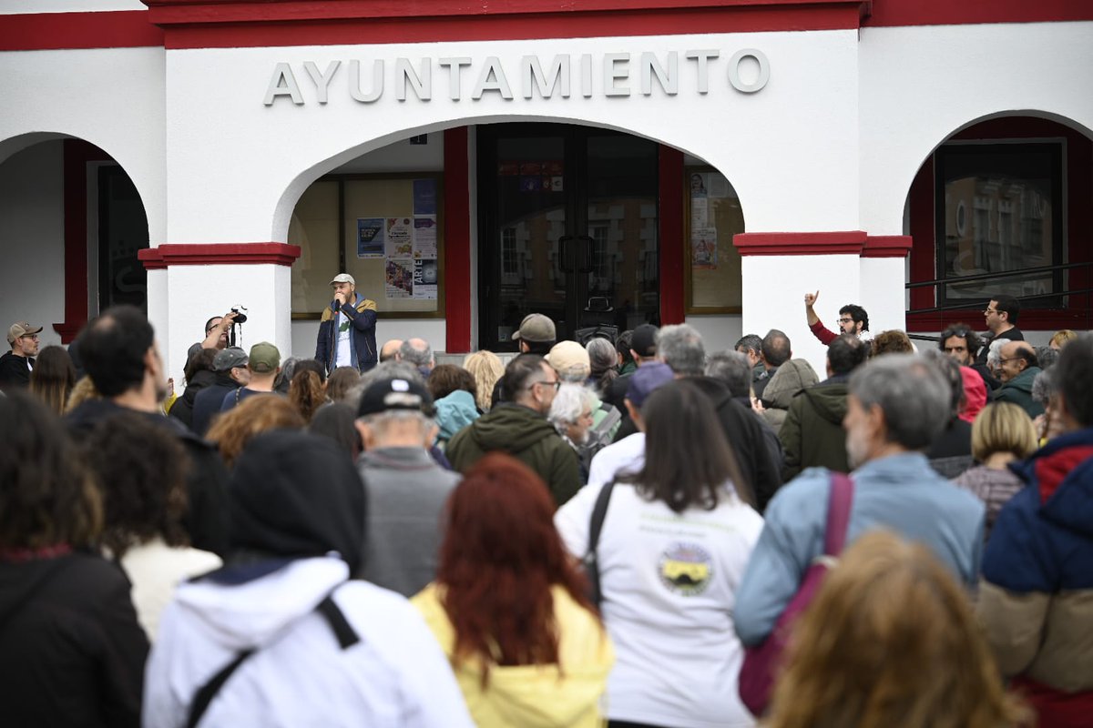 DehesaViva's tweet photo. "Ladran Sancho, señal que cabalgamos"
👏Muchas gracias por venir en un día climatologicamente complicado.
Somos muchas personas las que queremos otro modelo de ciudad.
Este pelotazo va a cambiar nuestro municipio para siempre.
🌳Por un Sanse Verde, por un Cerro libre de máquinas. https://t.co/TqRBCIS6AH