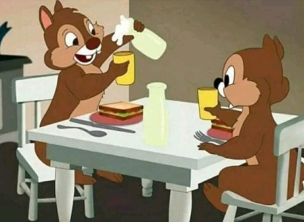 Mi mami y yo desayunando rico con un buen chisme: