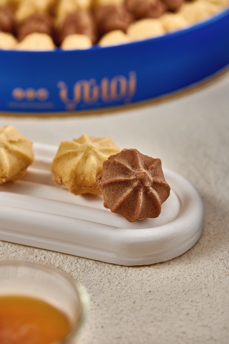 ZamaniSweets's tweet photo. بيتيفور زماني بتفاصيله الناعمة
وطعم الزبدة الغني مع حشوة الشوكولاتة والكيندر 🍫✨

حبة ورا حبة… وما راح تكفي😮‍💨💙 https://t.co/vRbDZz0551