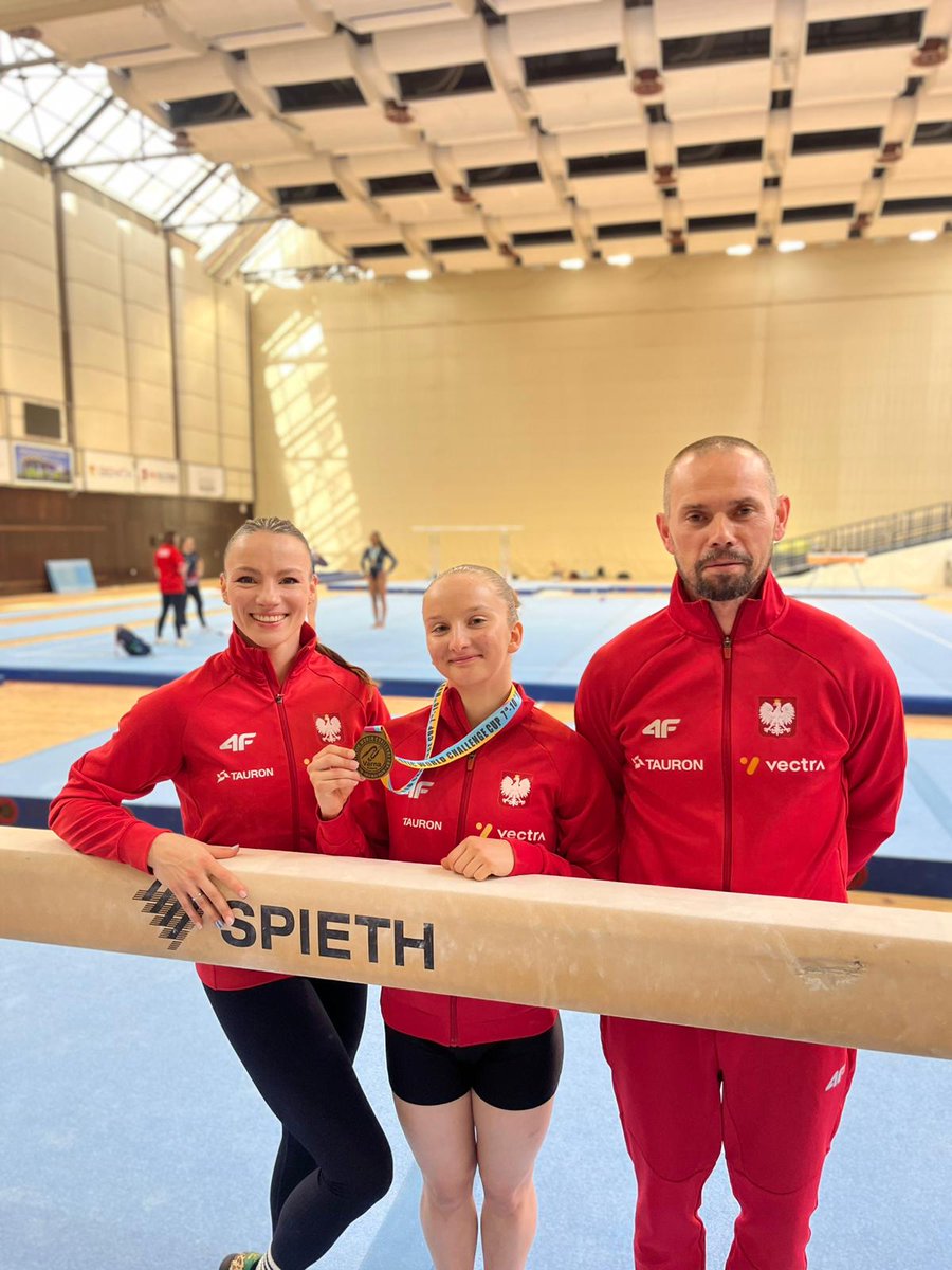 KGostomczyk's tweet photo. WOW! 😍

Maria Drobniak zdobyła złoty medal Pucharu Świata w gimnastyce sportowej kobiet! 🏆

Reprezentantka Polski wygrała rywalizację na równoważni! 🥇

To pierwsze złoto dla Polski w zawodach PŚ w GSK od 2016 roku! 🥳

@Igrzyska2024 @sport_tvppl @polsatsport @przeglad https://t.co/EBaoFunyhT