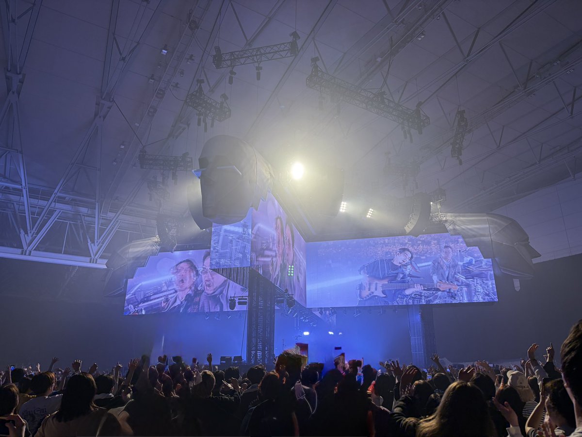 erica_gnu's tweet photo. 国内オーラス(仮)

今日は整番真ん中の方だったから後ろ柵をいただき💪
期待通り先生が来てくれたーーー🤩🙌❤️‍🔥
悠々スペースあって、踊って跳びまくって楽しかったー！🕴️🕴️🕴️💨

アジア行ってらっしゃい🫶
横アリで待ってるよーーー❤️‍🔥❤️‍🔥❤️‍🔥
それまで仕事頑張るねー💪

#KingGnuCENTRALTour2026 https://t.co/ZKDX1Eygrt