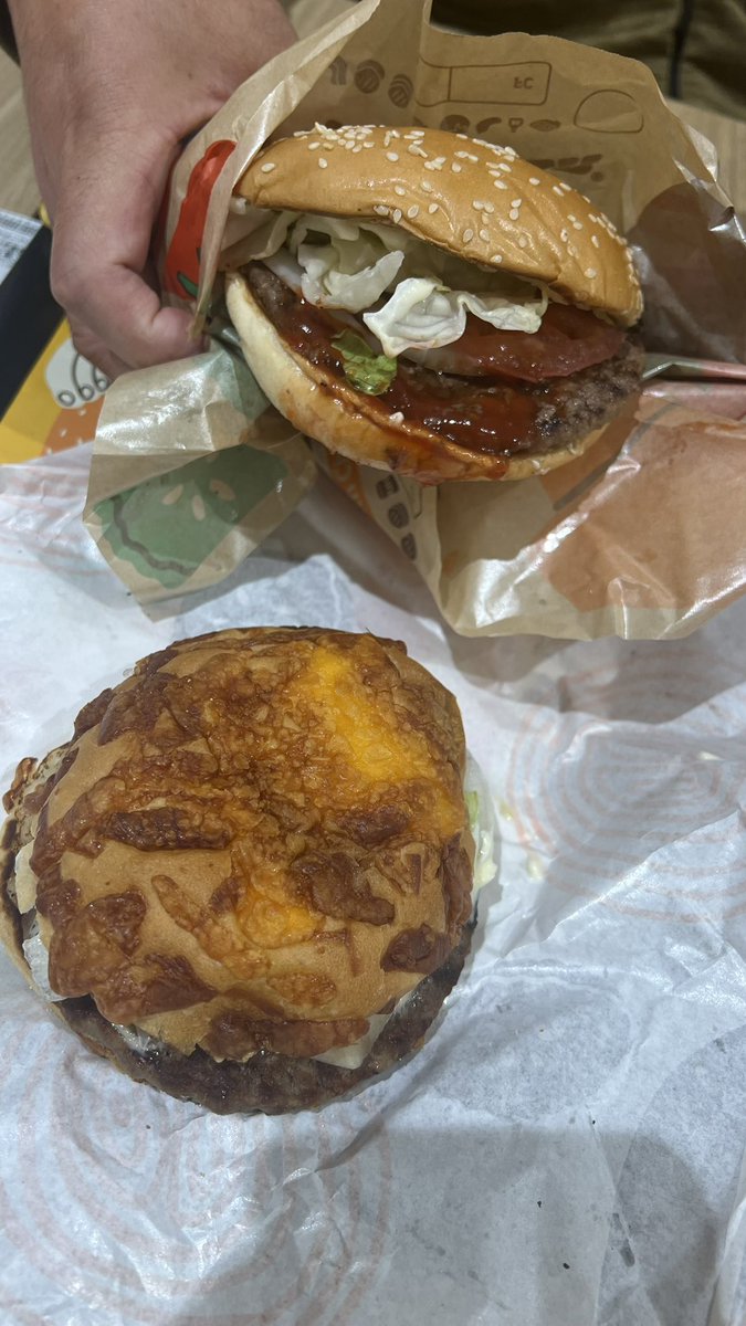テツのバーキンアプリにワッパー無料お誕生日クーポン2枚も来てた5月生まれの人はバーキンアプリすぐみてっ
ちな俺は期間限定マッシュルームアグリーバーガー パンにチーズこびりついてて最高·͜·🍔