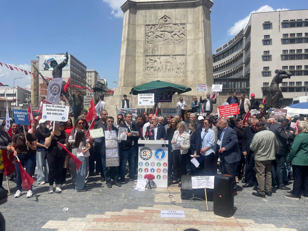 mehmetkaramansp's tweet photo. 📍Ankara

Staj ve Çıraklık Sigortası Mağdurları Derneği‘nin Ulus Meydanında düzenlediği basın açıklamasına katıldık.

Staj ve çıraklık döneminde çocuk yaşta iş hayatına giren, üretime katkı sunan, işverenin yanında fiilen çalışan insanlarımızın emeği yok sayılamaz!

Bu mesele bir lütuf değil, gecikmiş bir hakkın teslimidir.

Saadet Partisi olarak bu konunun takipçisi olacak, Meclis’te ve kamuoyu önünde bu haklı talebi dile getirmeye devam edeceğiz.