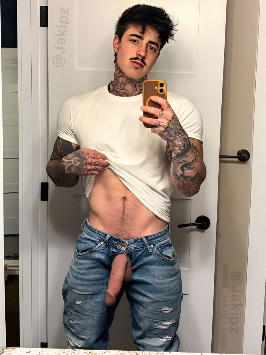 Matte695's tweet photo. This is what you're going to eat today, baby 🥛🍆 https://t.co/a61d3KWgSR