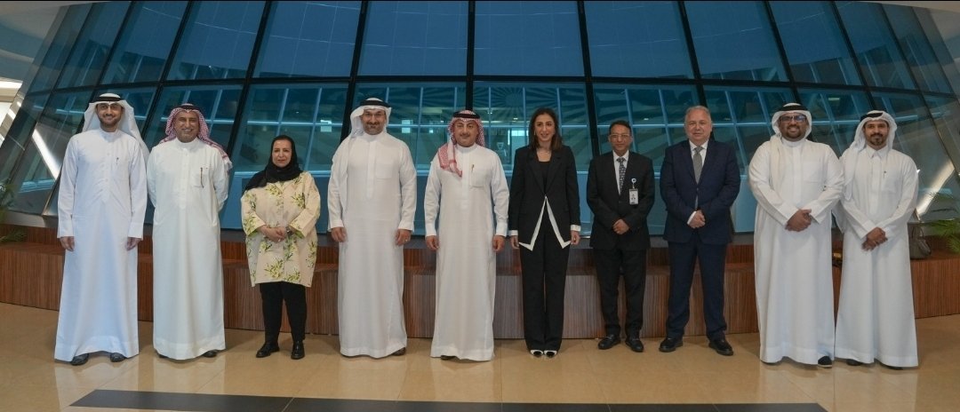 Ghodran's tweet photo. تشرفت الأسبوع الماضي بلقاء:
سعادة السيد عبدالله بن عادل فخرو – وزير الصناعة والتجارة بمملكة البحرين

سعادة السيدة نور بنت علي الخليف – وزيرة التنمية المستدامة والرئيس التنفيذي لمجلس التنمية الاقتصادية بمملكة البحرين

سعادة الأستاذة إيمان أحمد الدوسري – وكيل وزارة الصناعة والتجارة بمملكة البحرين

لقاء مثمر يعكس عمق العلاقات الأخوية الراسخة بين المملكة العربية السعودية ومملكة البحرين، ويؤكد أهمية التكامل الخليجي بين القطاعين العام والخاص في دعم الصناعة، والتنمية المستدامة، والاستثمار، والخدمات اللوجستية، وخلق فرص نوعية تدفع بعجلة النمو الاقتصادي في البلدين الشقيقين.