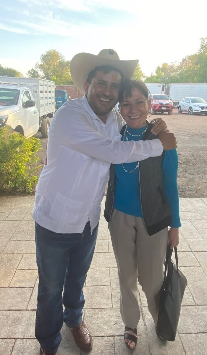 FELIZ DÍA DE LAS MADRES 🌷💐🌺🩷

"En este día me dirijo a mi madre que es la mujer más maravillosa que Dios pudo haberme dado, la mujer más fuerte y valiente, gracias mamá por estar siempre a mi lado, pero sobre todo porque te haz quedado cuando más te he necesitado, haz sido