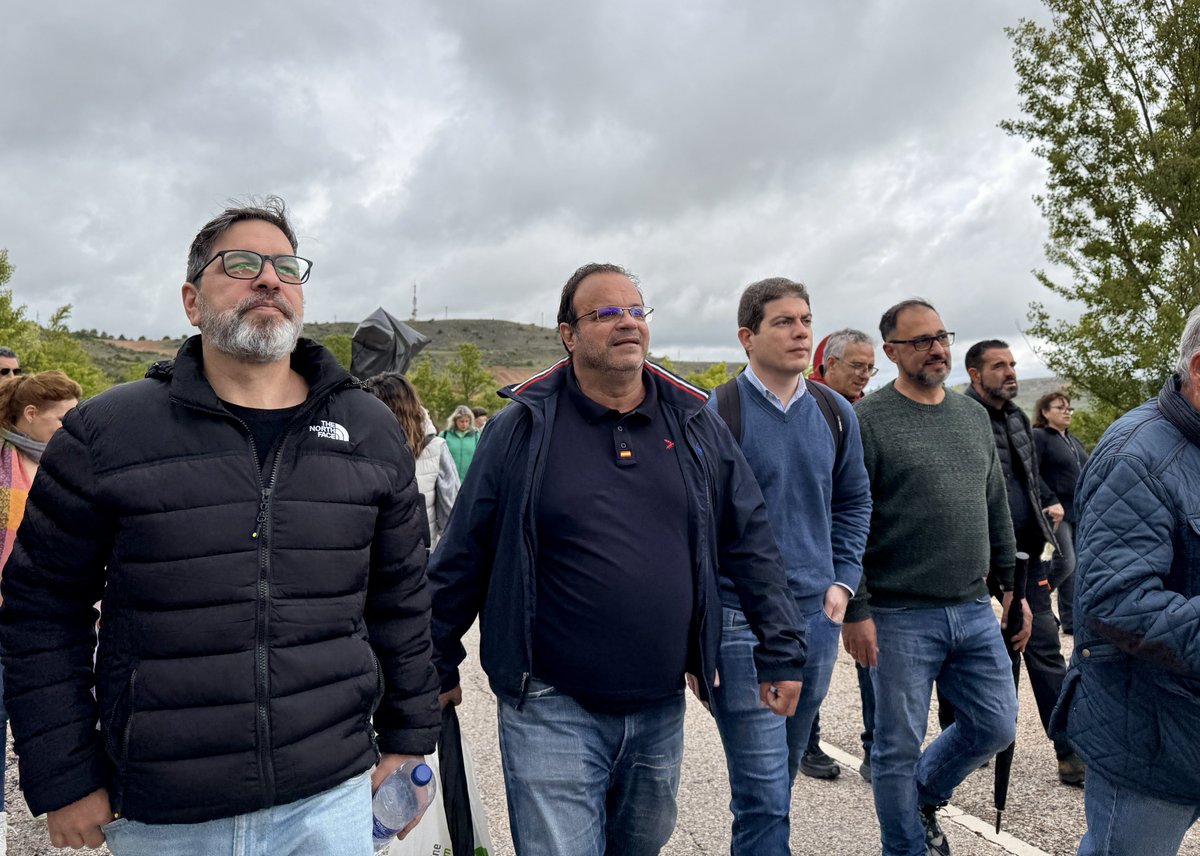VOX_Guadalajara's tweet photo. 👥 Han participado los diputados provinciales, José Luis Arcángel y Víctor Morejón, el concejal de VOX en Azuqueca, Miguel Ángel Flores y Alfredo De Francisco, coordinador local de VOX en Sigüenza.

⛪ Tradición, recogimiento y raíces muy vivas en torno a la Virgen de la Salud. https://t.co/yBThPPDr4X
