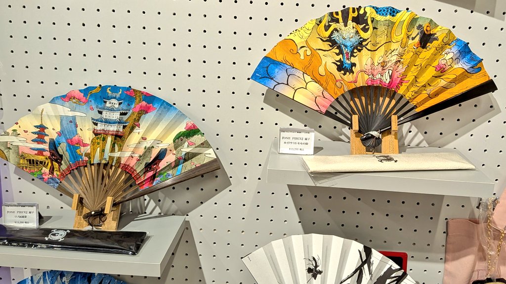 THEジャンプショップで発売中のワンピース、ナルト、ブリーチの扇子